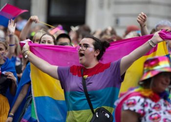 Nhận biết pansexual qua sự thu hút với người xung quanh