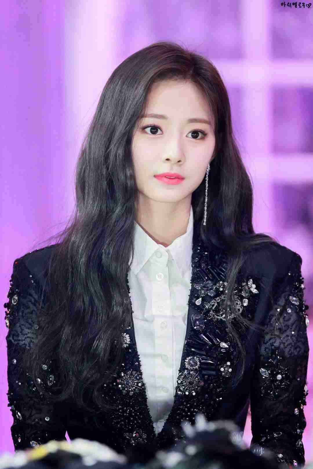 Tzuyu đốn ngã người hâm mộ bằng vẻ đẹp dịu dàng, trong sáng